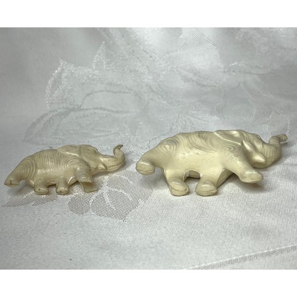 Vintage Set of 2 White Resin Elephant Figurines Trunks Up Lucky Elephants - Picture 7 of 9